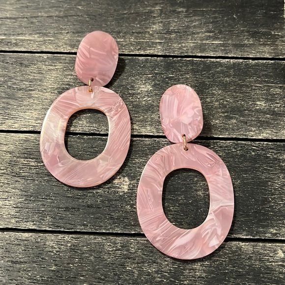 ⚠️ New. Light pink marbled acrylic statement earrings - Picture 4 of 4